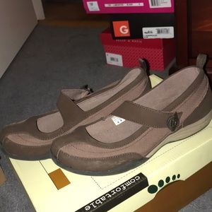 Lands End brown Mary Jane style shoes